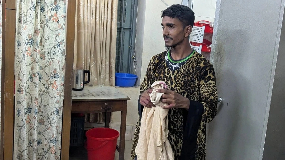 জবিতে বোরকা পরা যুবক ধরা