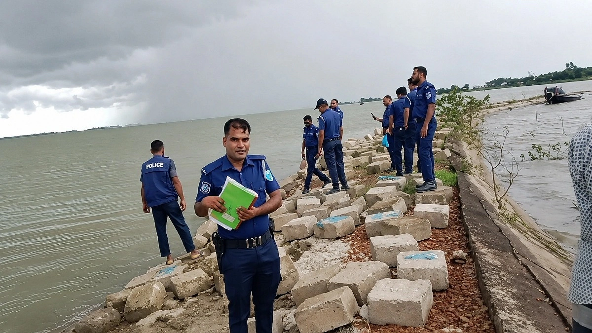 মোহনগঞ্জে ফসল রক্ষা বাঁধের লুট হওয়া ব্লক ফেরত