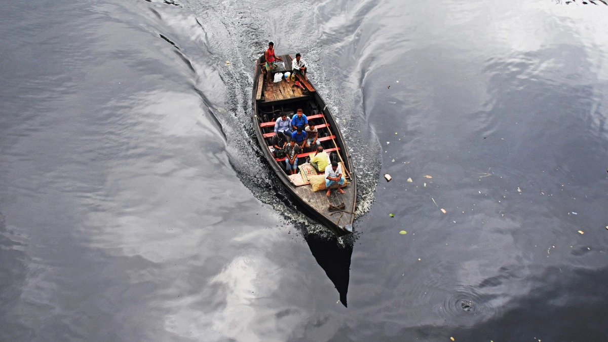 দূষিত কালো পানিতে চলছে ইঞ্জিনচালিত বোট