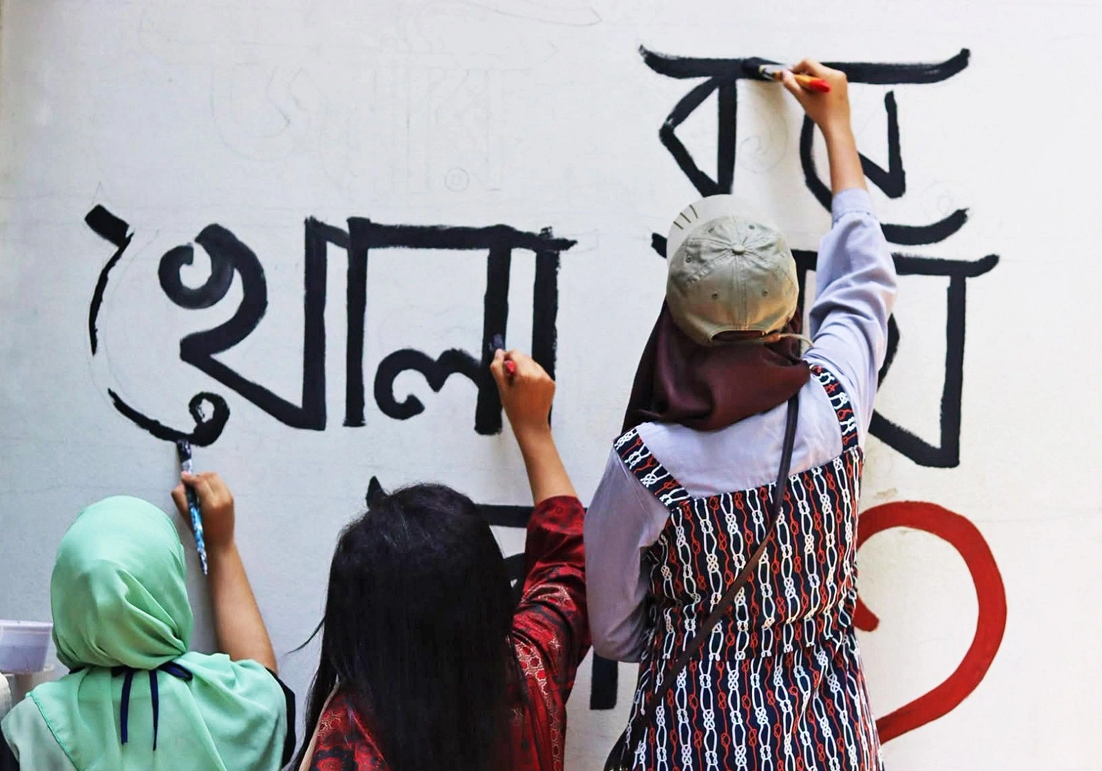 চুয়েটে চলছে শিক্ষার্থীদের দেওয়াল লিখন ও গ্রাফিতি অঙ্কন কর্মসূচি