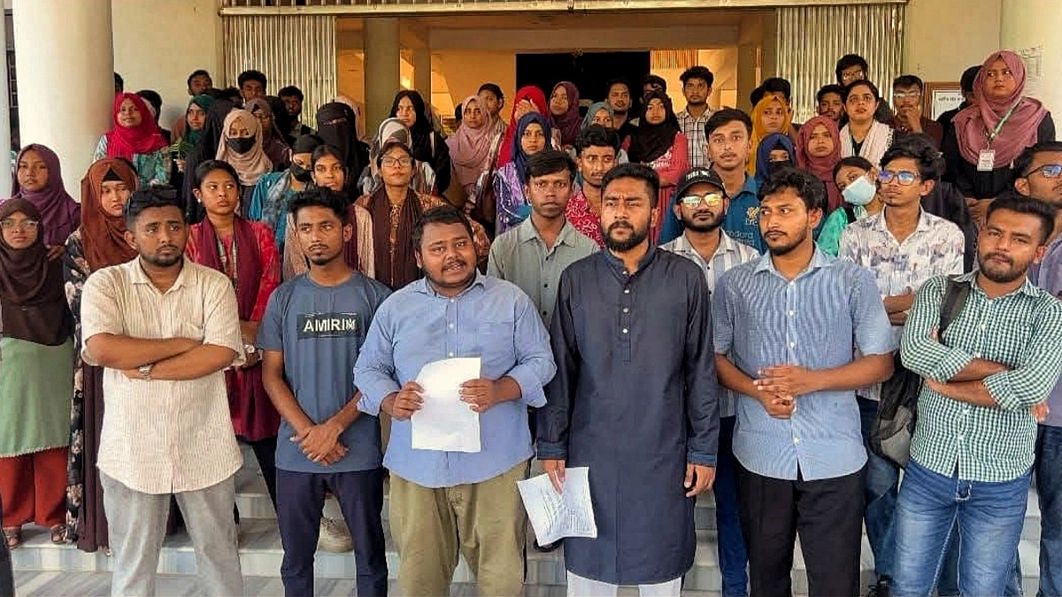 মহাখালী পর্যন্ত বাস চেয়ে জাককানইবির শিক্ষার্থীর ৩ দাবি