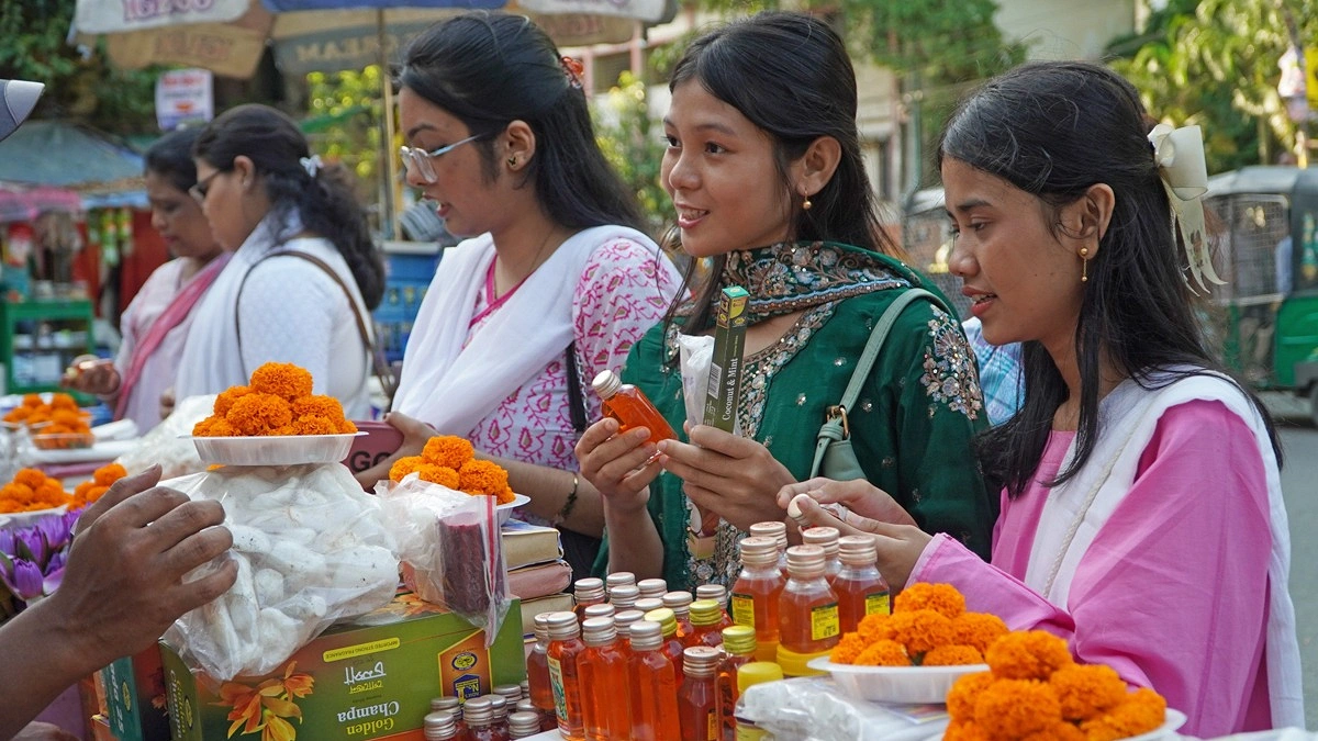 মধু পূর্ণিমা উপলক্ষে বৌদ্ধ বিহারে আসা লোকজন মধুসহ বিভিন্ন সামগ্রী কিনতে ব্যস্ত।