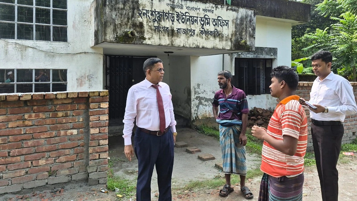 রাজাপুরে বিভাগীয় কমিশনারের পরিদর্শনে ভূমি কর্মকর্তা বরখাস্ত
