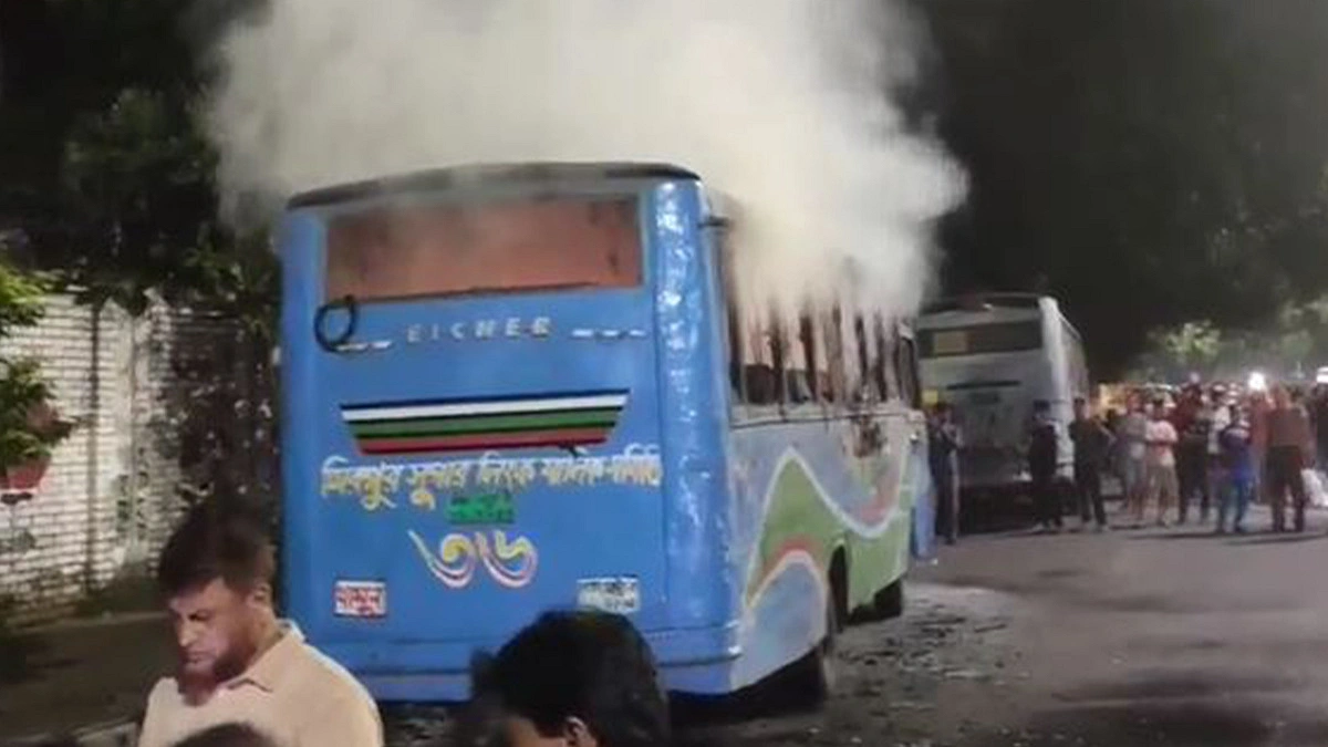 রাজধানীর ৯ স্থানে ককটেল বিস্ফোরণ, কাফরুলে বাসে আগুন