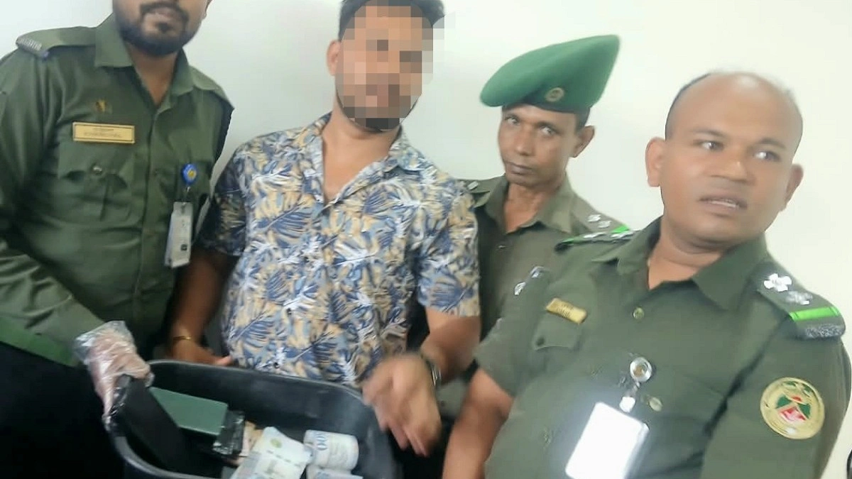 ঘুষের প্রস্তাব ফিরিয়ে ৯৮ হাজার রিয়াল উদ্ধার করলেন আনসার সদস্য