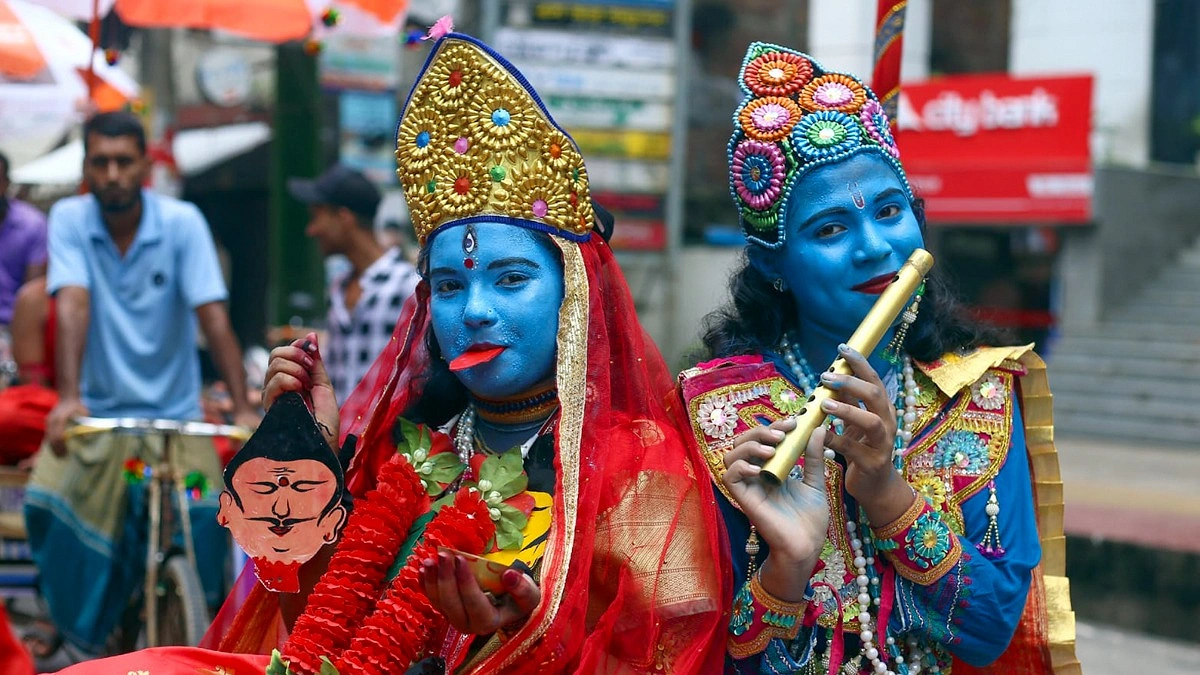 মহাশোভাযাত্রায় শ্রীচৈতন্য মহাপ্রভুর সাজে সজ্জিত এক ভক্ত