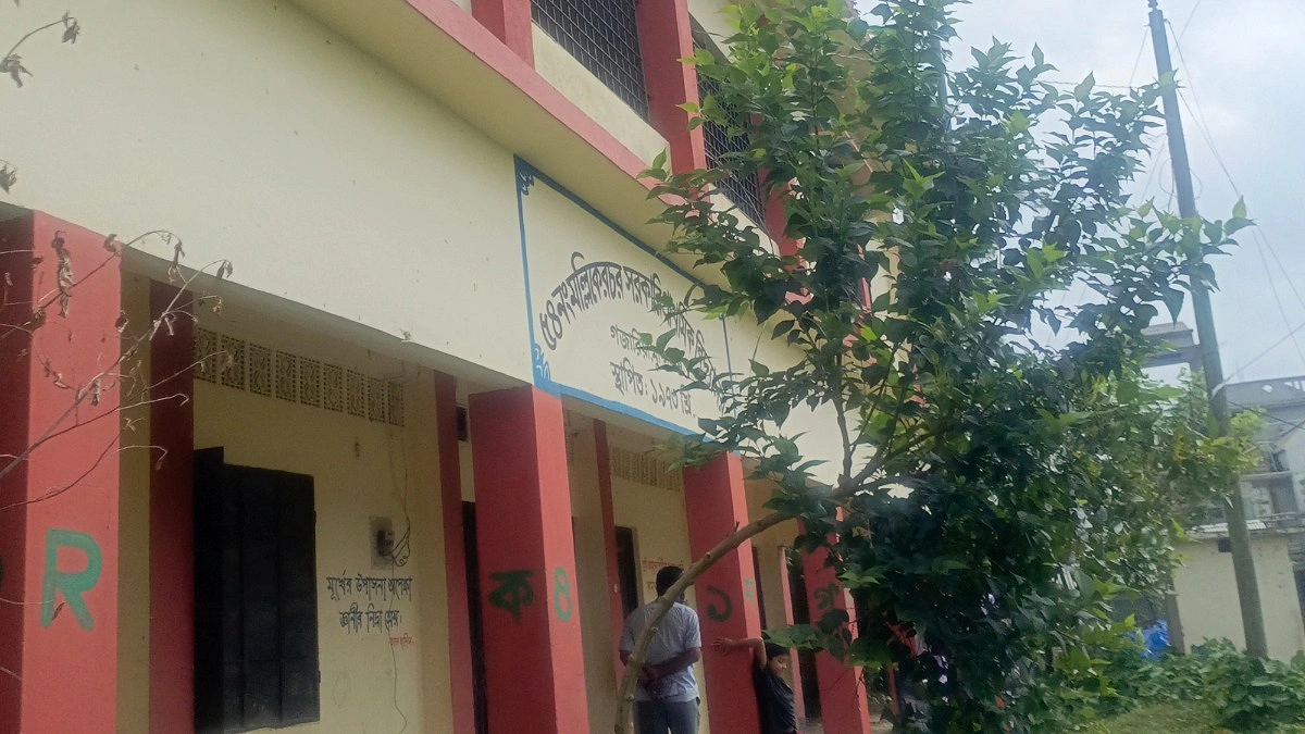 ৫৭ শিক্ষার্থীর বিদ্যালয়ে উপস্থিত ৩ শিক্ষার্থী, শিক্ষকও ৩ জন