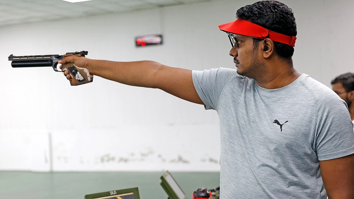 ১০ মিটার পিস্তলের অনুশীলন করছেন এক শুটার।