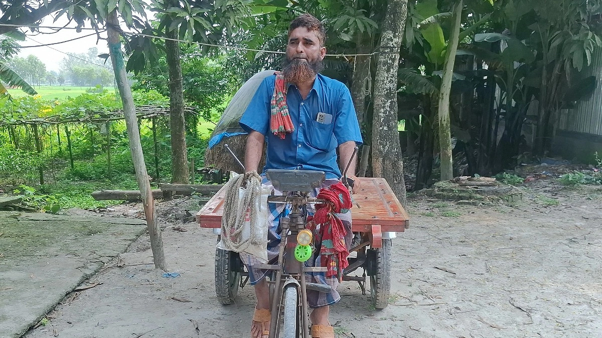 মাদ্রাসাশিক্ষার্থী-ইমাম-মুয়াজ্জিন থেকে ভাড়া নেন না ভ্যানচালক ইয়ার মাহমুদ