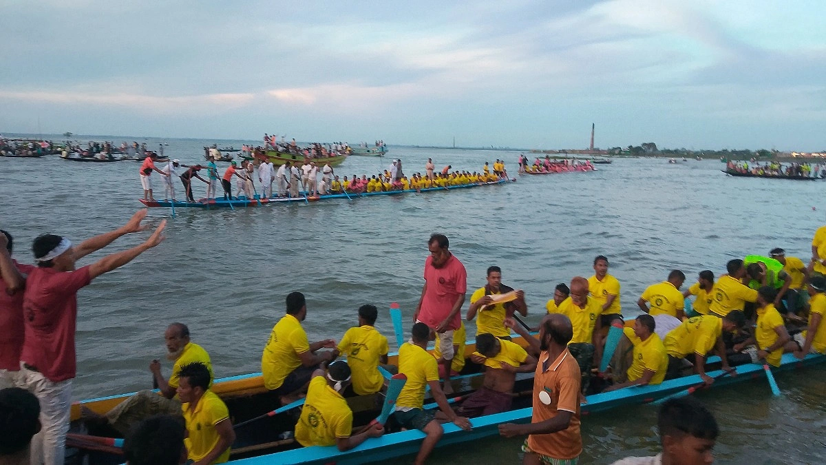 ব্রাহ্মণবাড়িয়ায় নৌকা বাইচে লাখো মানুষের ঢল