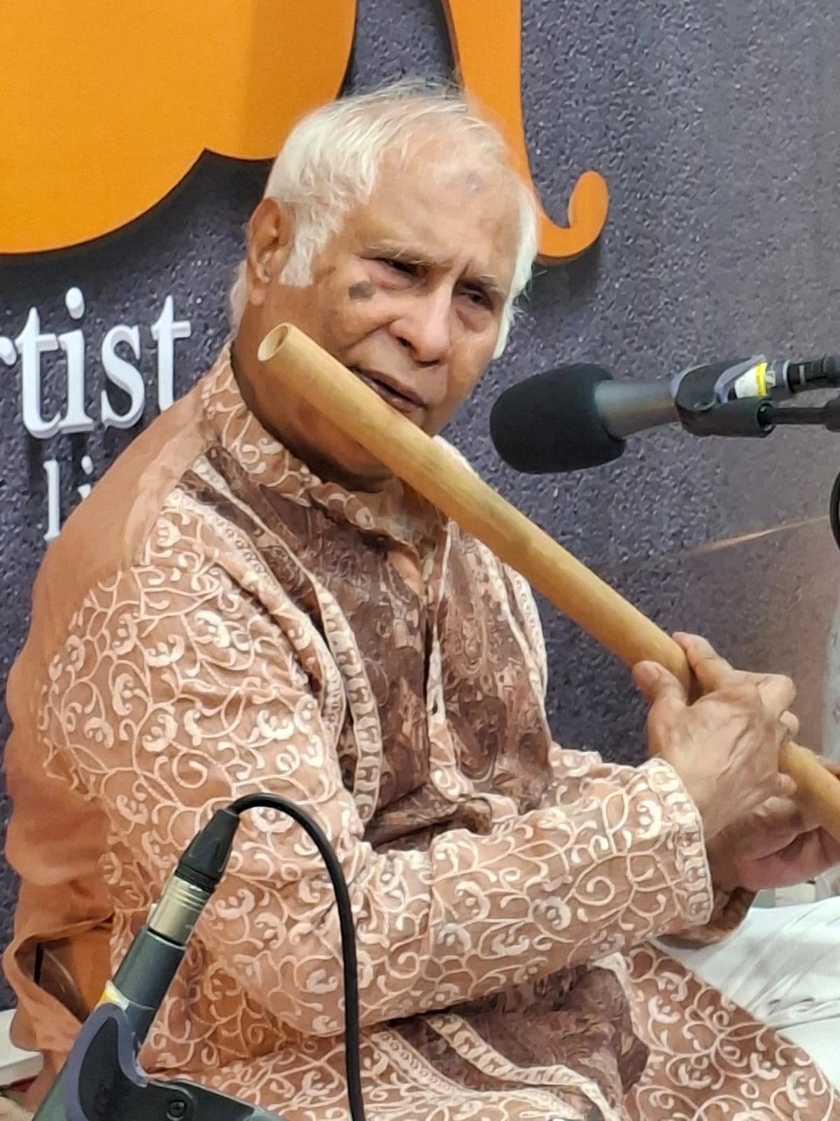 একুশে পদকপ্রাপ্ত প্রখ্যাত বংশীবাদক ওস্তাদ আজিজুল ইসলাম