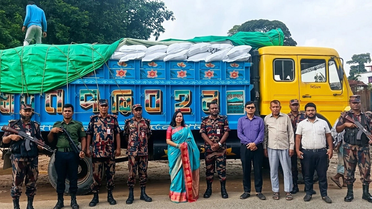 মিয়ানমারে পাচারের পথে ট্রাকভর্তি ১৫ টন ইউরিয়া সার জব্দ