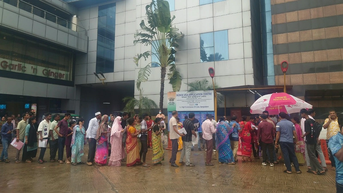 কলকাতার ‘হোটেল সংকটেও’ ভিড় কমেনি ঢাকার ভারতীয় ভিসা সেন্টারে