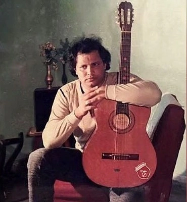 শেখ ইসতিয়াক, প্রথম অ্যালবামের ব্যাককাভারে