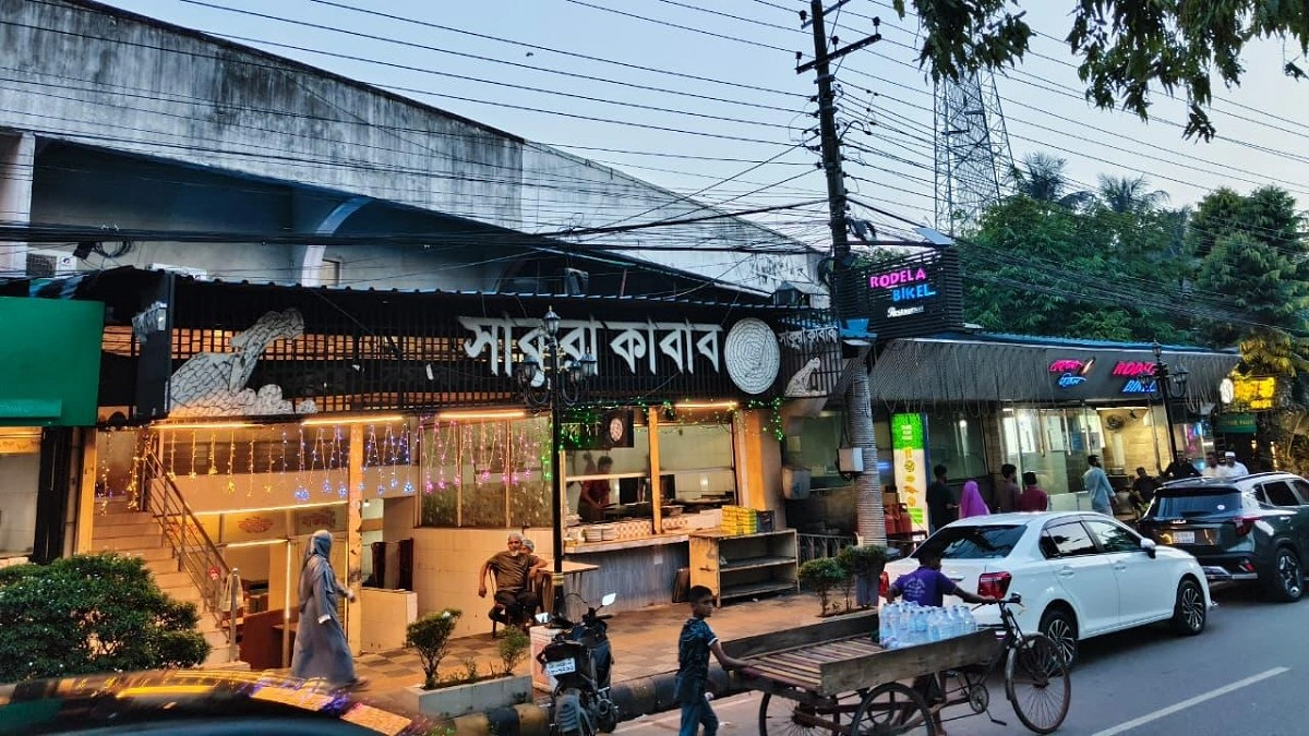 গল্পে-আড্ডায় জমজমাট স্টেডিয়ামের কাবাব পাড়া