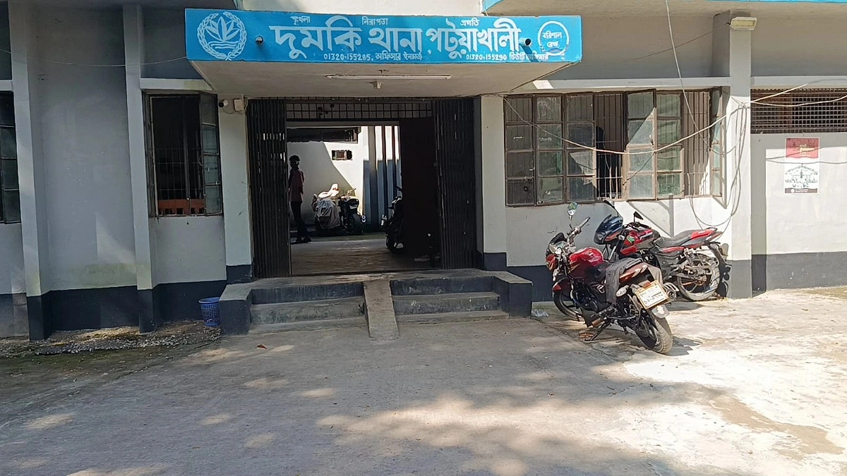 দুমকিতে সরকারি কলেজ চত্বর থেকে মেশিনগানের কার্তুজ উদ্ধার