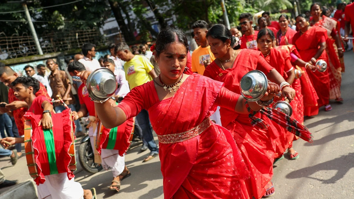 বাদ্যের তালে নেচে শোভাযাত্রায় অংশ নেন ভক্তরা