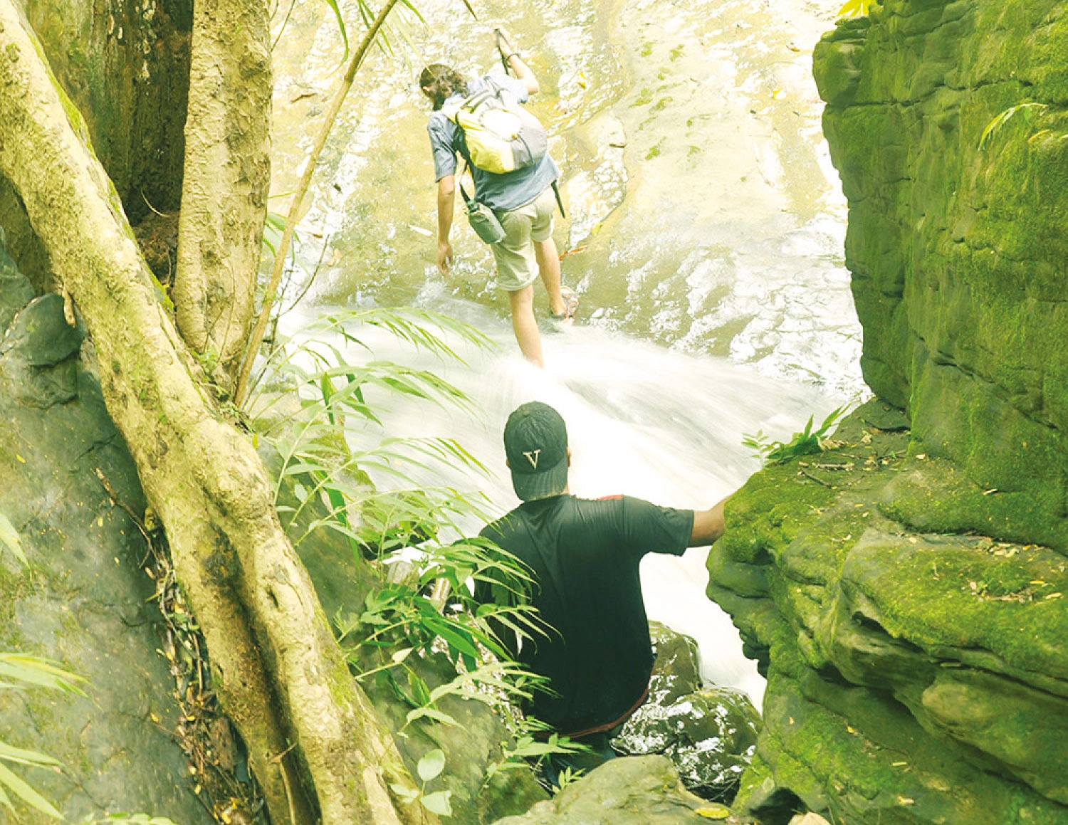 দুর্গম পথে দুর্গম পথে