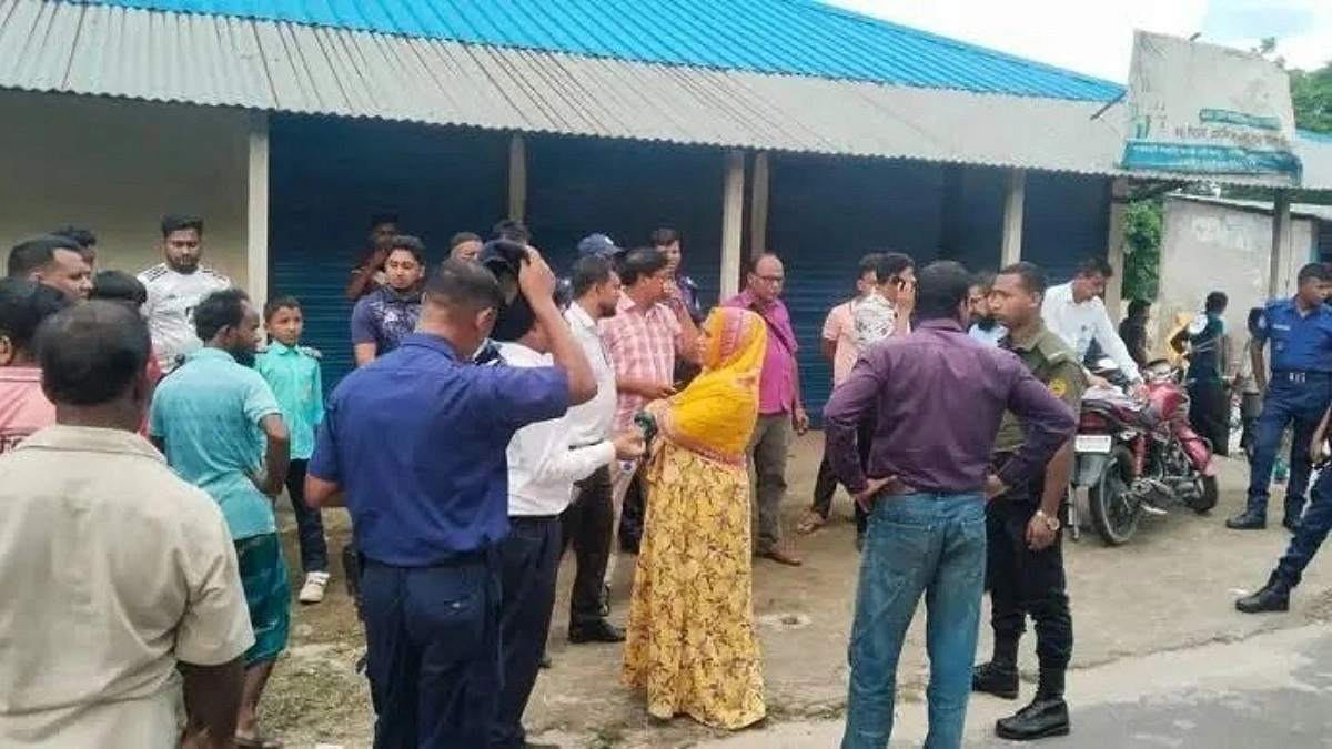 দিনাজেপুরে অবৈধ মজুদ ৯২০ বস্তা সার জব্দ, ডিলারের বিরুদ্ধে মামলা