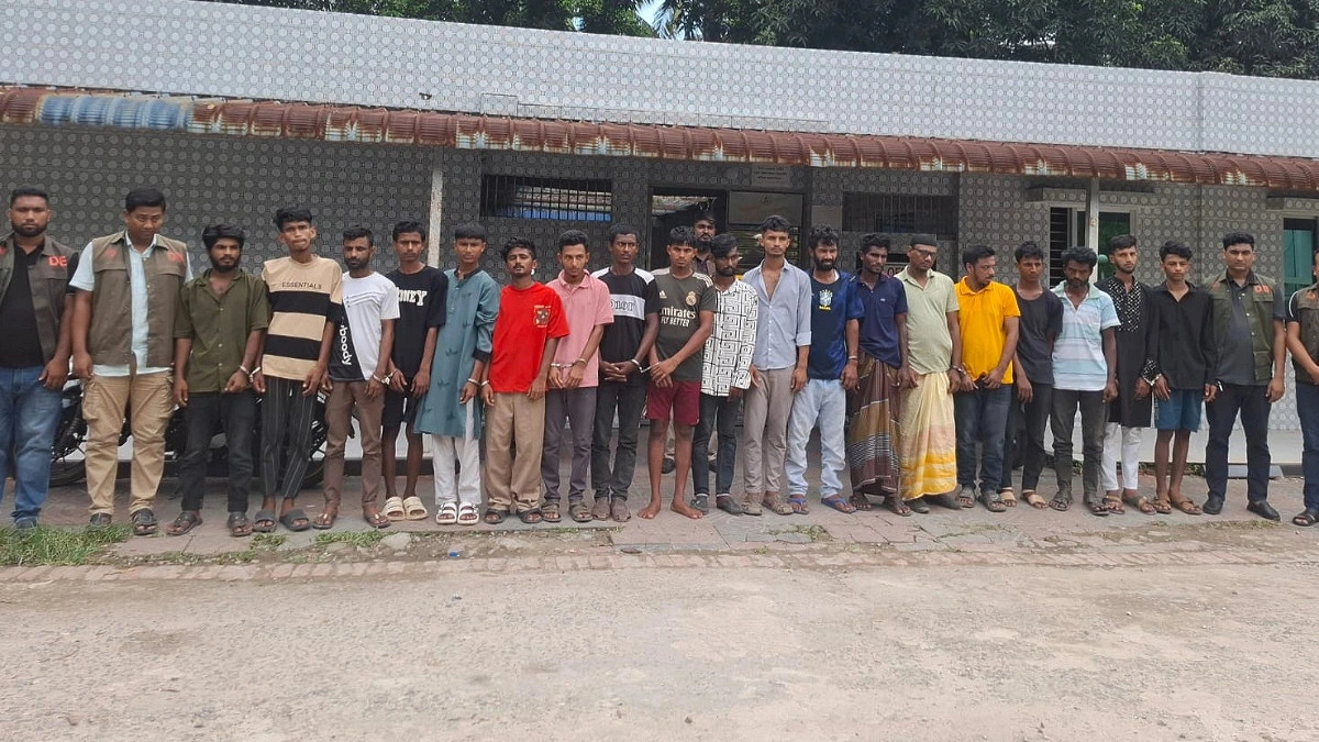 কুমিল্লায় ১৯ ছিনতাইকারী গ্রেপ্তার, মাদক সেবনের দায়ে ৩২ জনের সাজা