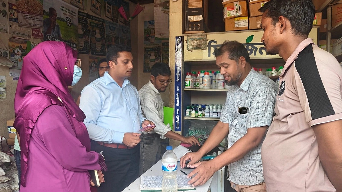 সার বিক্রিতে গরমিল, ফুলবাড়িয়ায় ৪ ডিলারকে জরিমানা