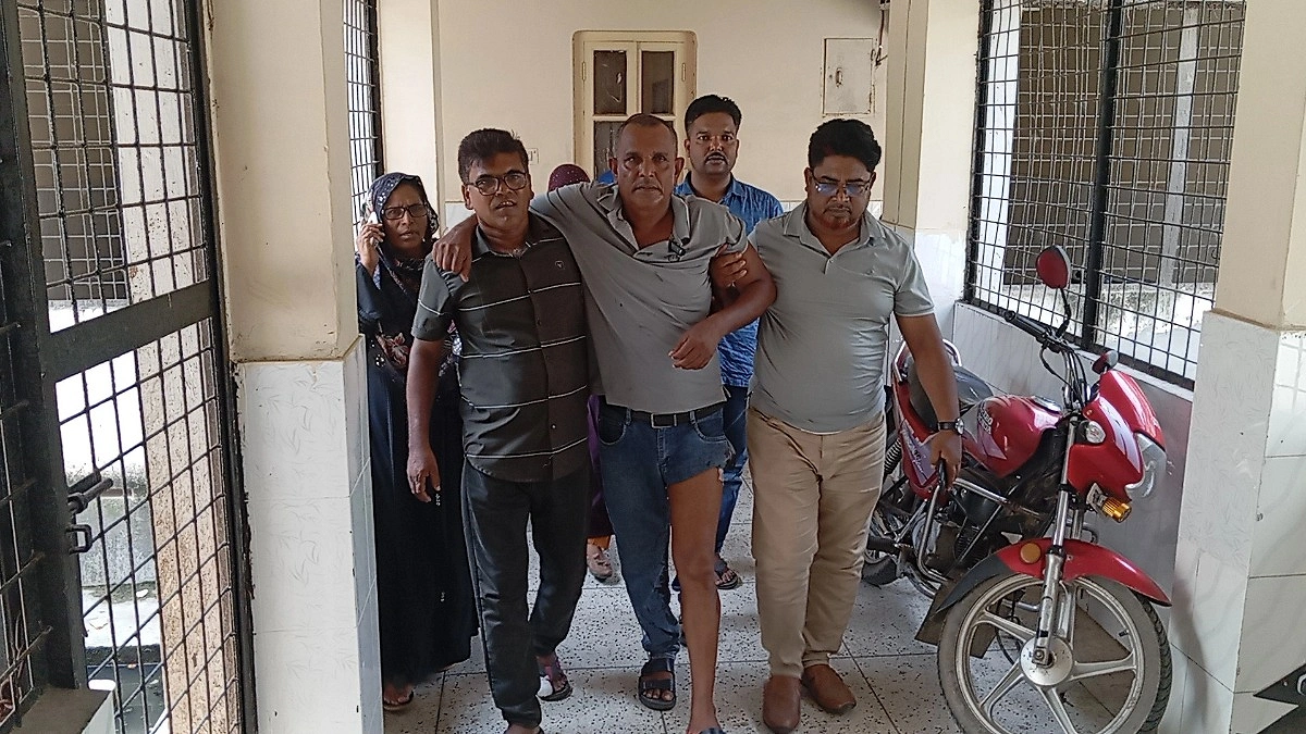 ঈশ্বরদীতে ইউপি চেয়ারম্যানকে ছুরিকাঘাত