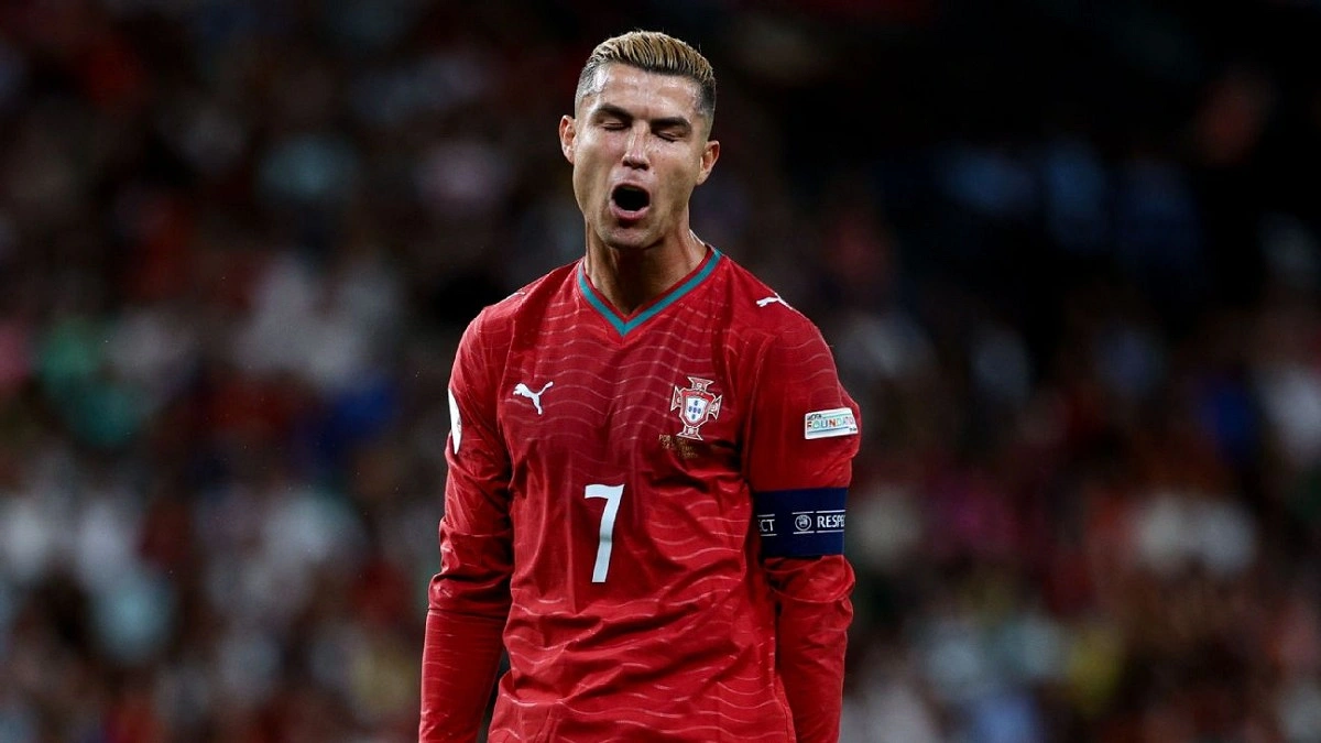 রোনালদোকে তুলে নেওয়ার কারণ জানালেন কোচ