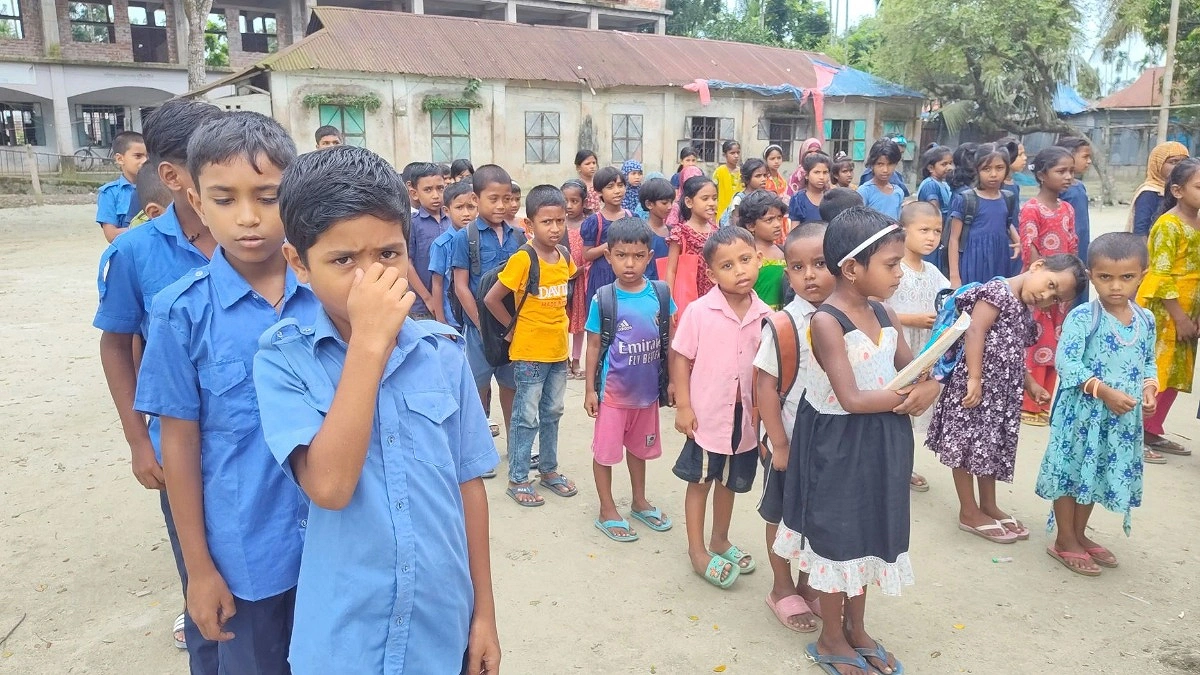 দূষিত পানিতে বন্দি শিশুদের শৈশব