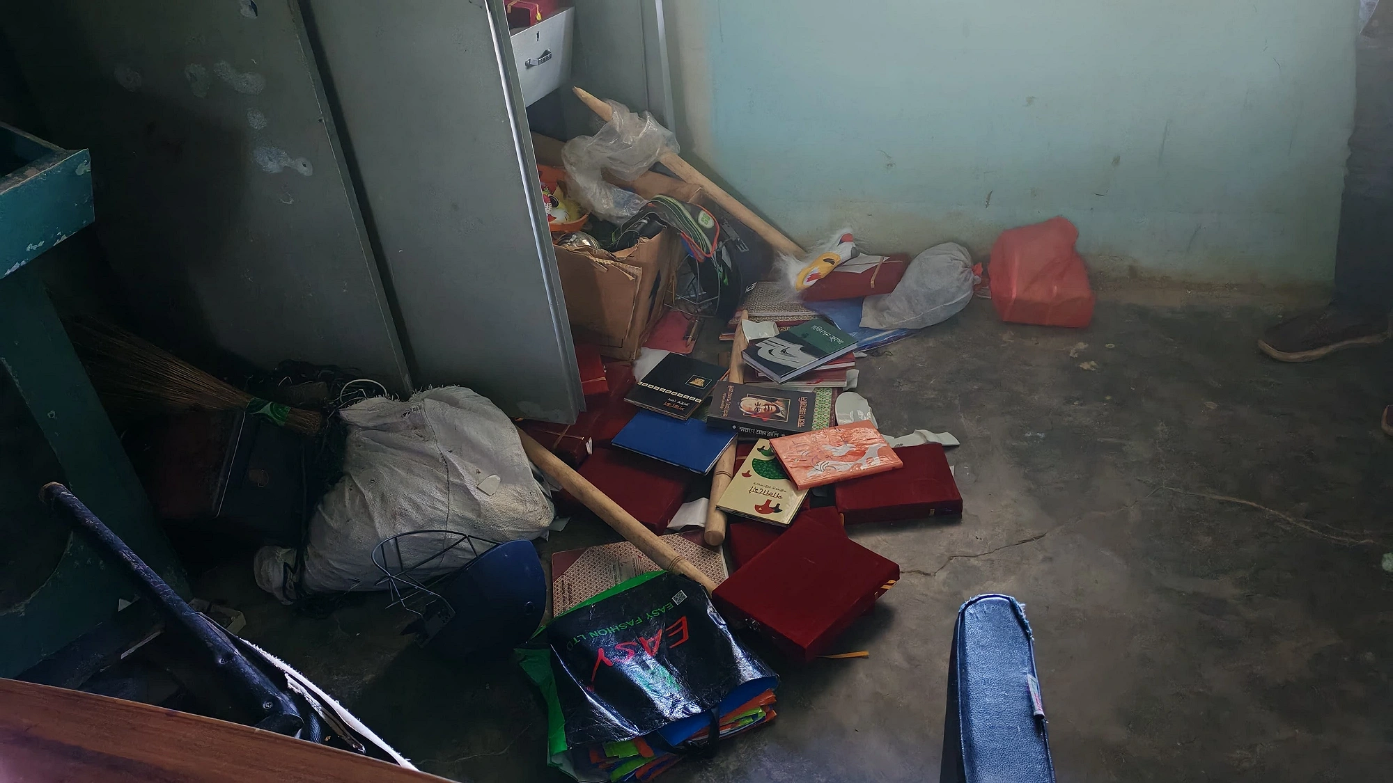 লাইব্রেরি থেকে নথি চুরিসহ আসবাব পত্র ভাঙচুর করেছে দুর্বৃত্তরা