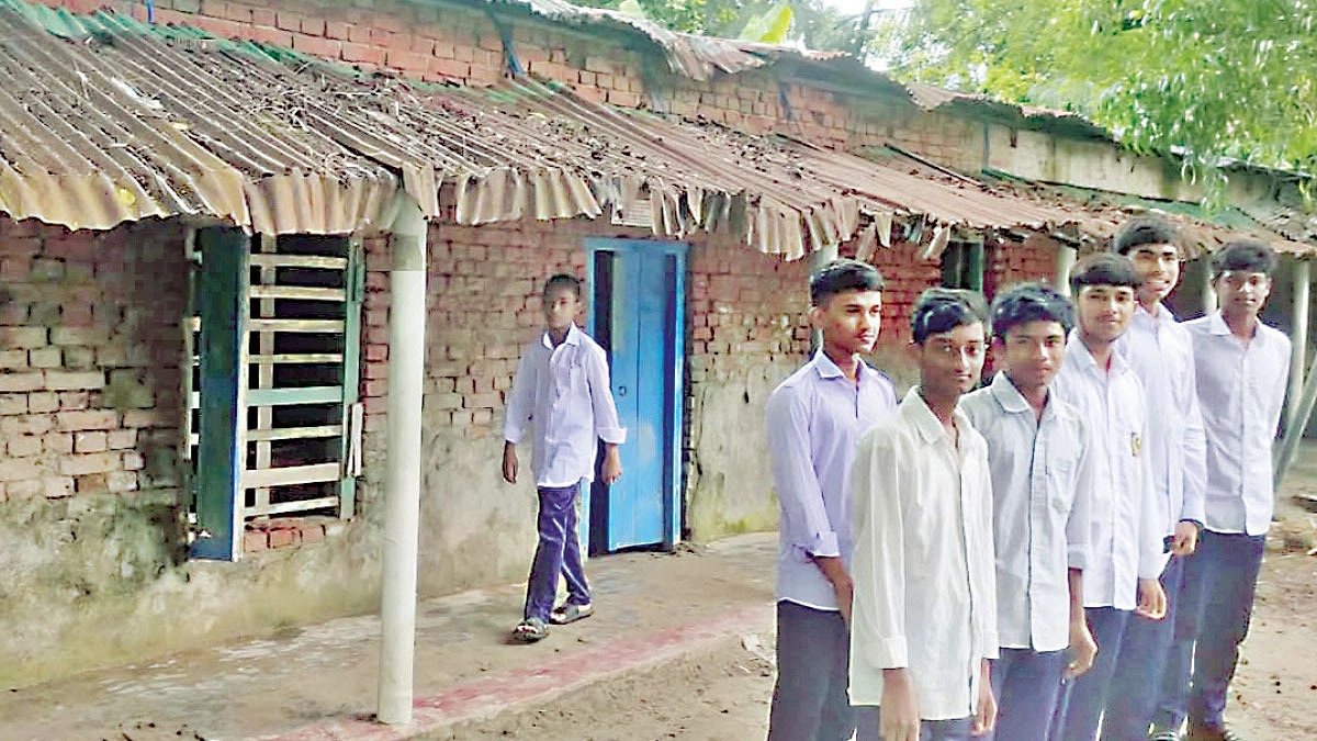 পাইকগাছায় জীর্ণ ভবনে চলছে পাঠদান