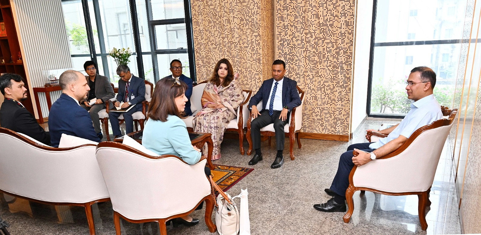 প্রধানমন্ত্রী তারেক রহমানের সঙ্গে সৌজন্য সাক্ষাৎ করেছেন ইন্টার-পার্লামেন্টারি ইউনিয়নের (আইপিইউ) সেক্রেটারি আন্দা ফিলিপ। ছবি : সংগৃহীত