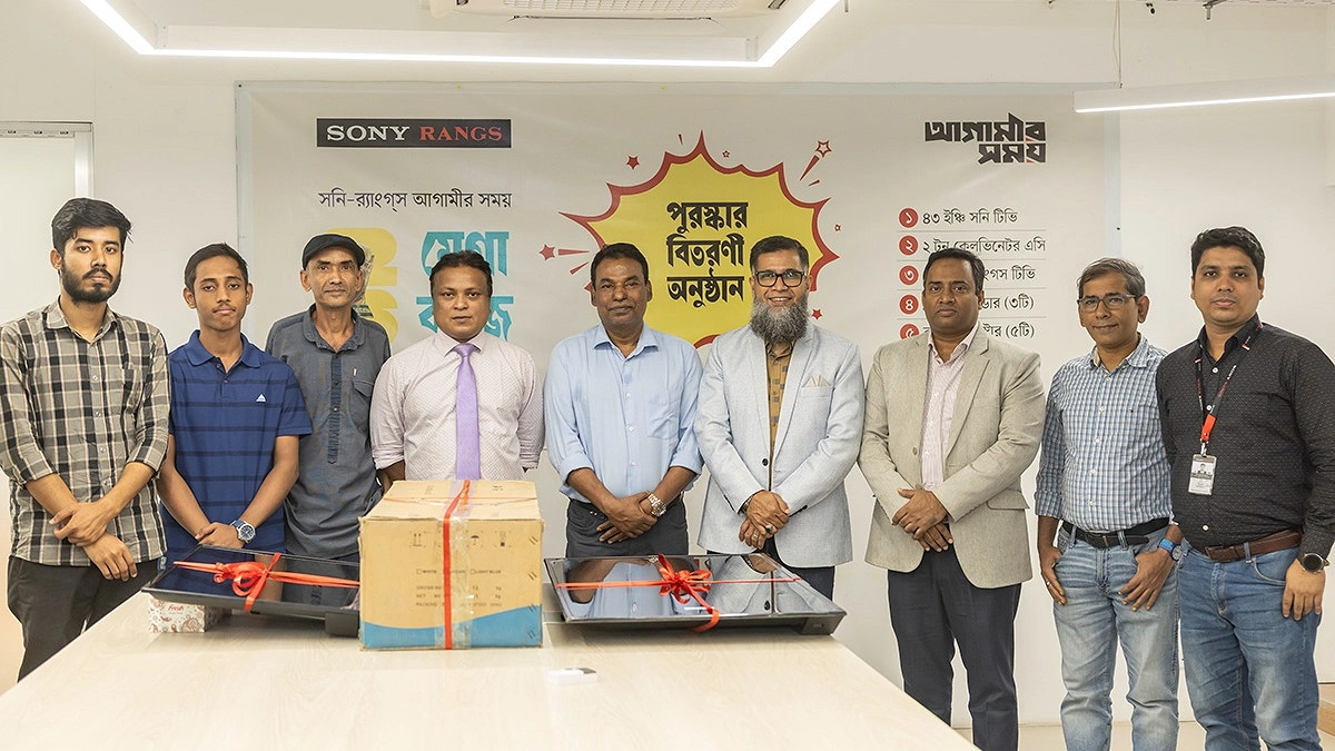 বিজয়ীদের হাতে বিশ্বকাপ মেগা কুইজের পুরস্কার