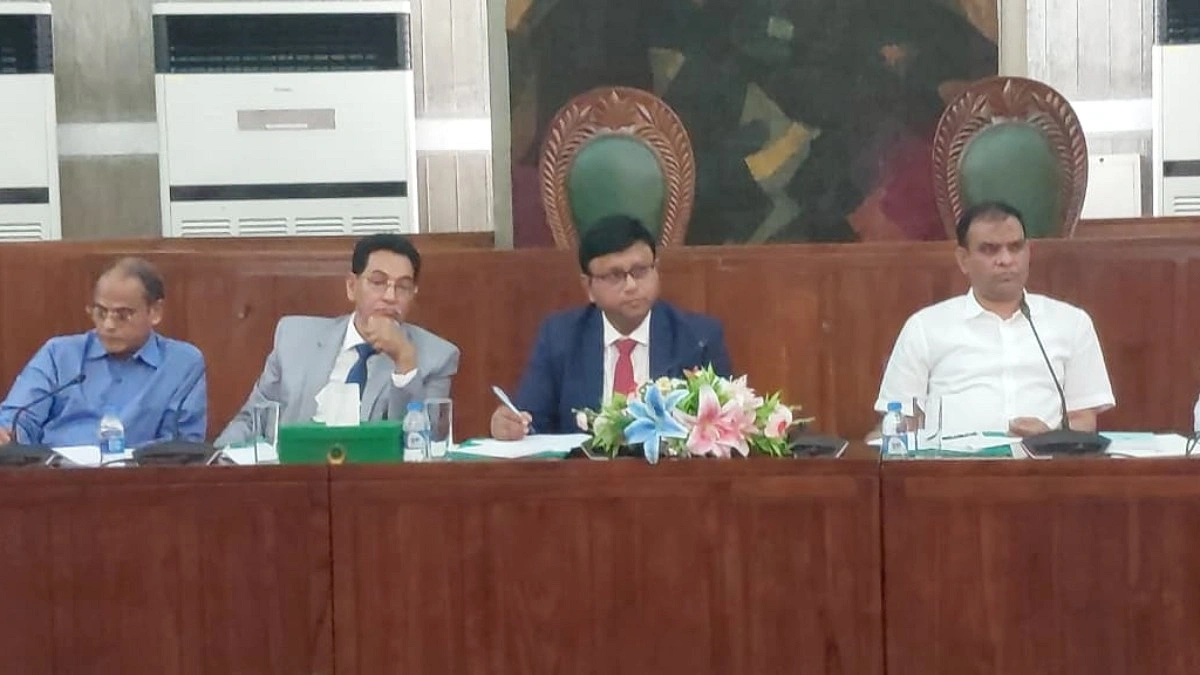 সশস্ত্র বাহিনীকে আধুনিক প্রতিরক্ষা সরঞ্জামাদিতে সজ্জিত করার সুপারিশ