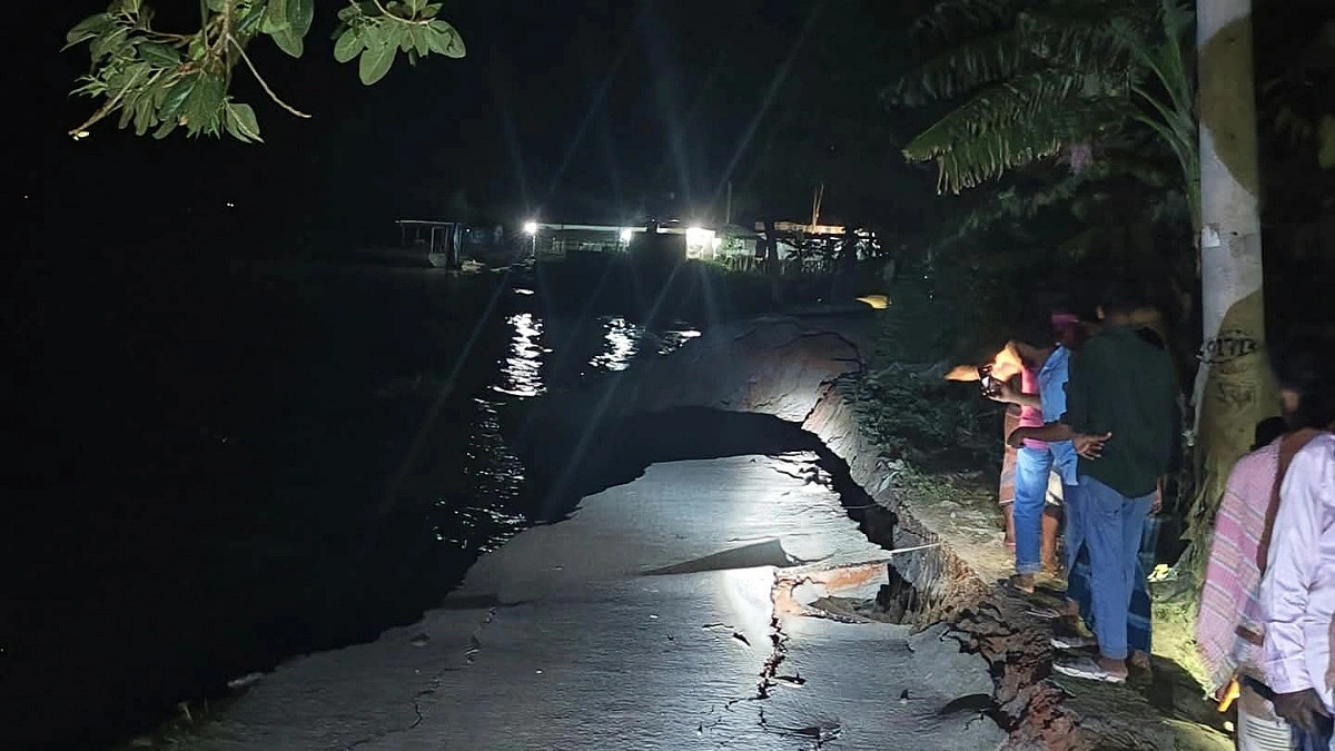 যে মাটিতে স্বজনের শেষ ঠিকানা, এক রাতেই তা-ও কেড়ে নিল তেঁতুলিয়া