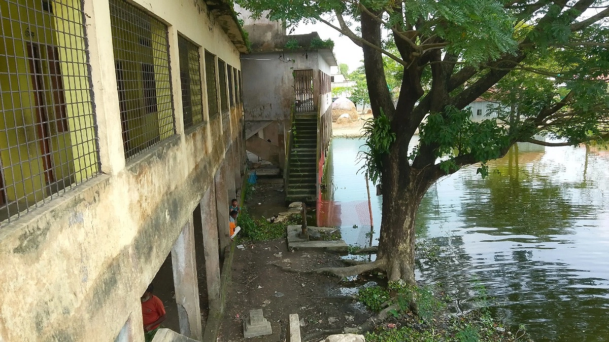 বিদ্যালয়ের জায়গা পুকুরে বিলীন, ভরাট হয়নি ১৭ বছরেও