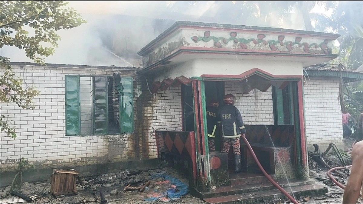 চরফ্যাশনে ডোবায় গলাকাটা মরদেহ, সন্দেহভাজনের ঘরে আগুন