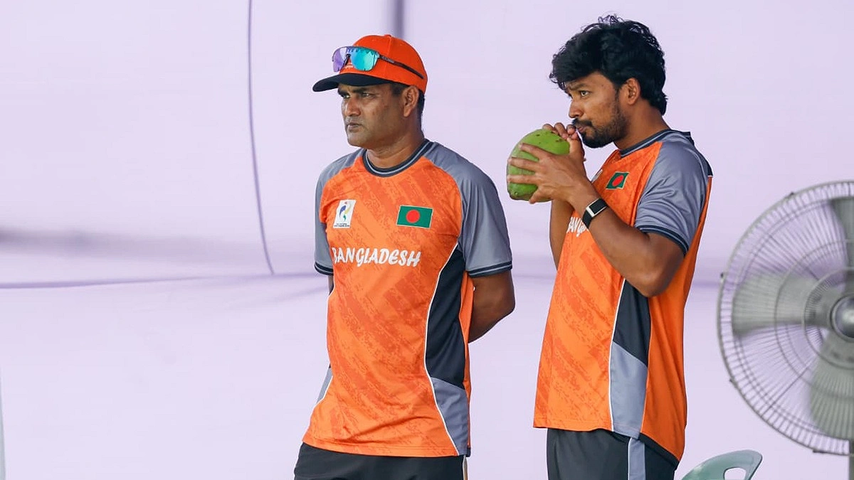অনুশীলনে নিজের ক্লান্তি দূর করতে ডাব খাচ্ছেন শান্ত, সঙ্গে ছিলেন কোচ মোহাম্মদ সালাউদ্দিন।