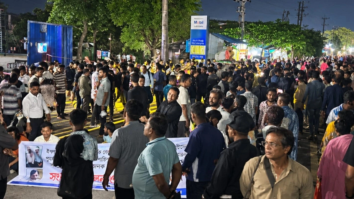 চট্টগ্রামে সড়ক অবরোধ ইসলামী ব্যাংকের চাকরিচ্যুতদের