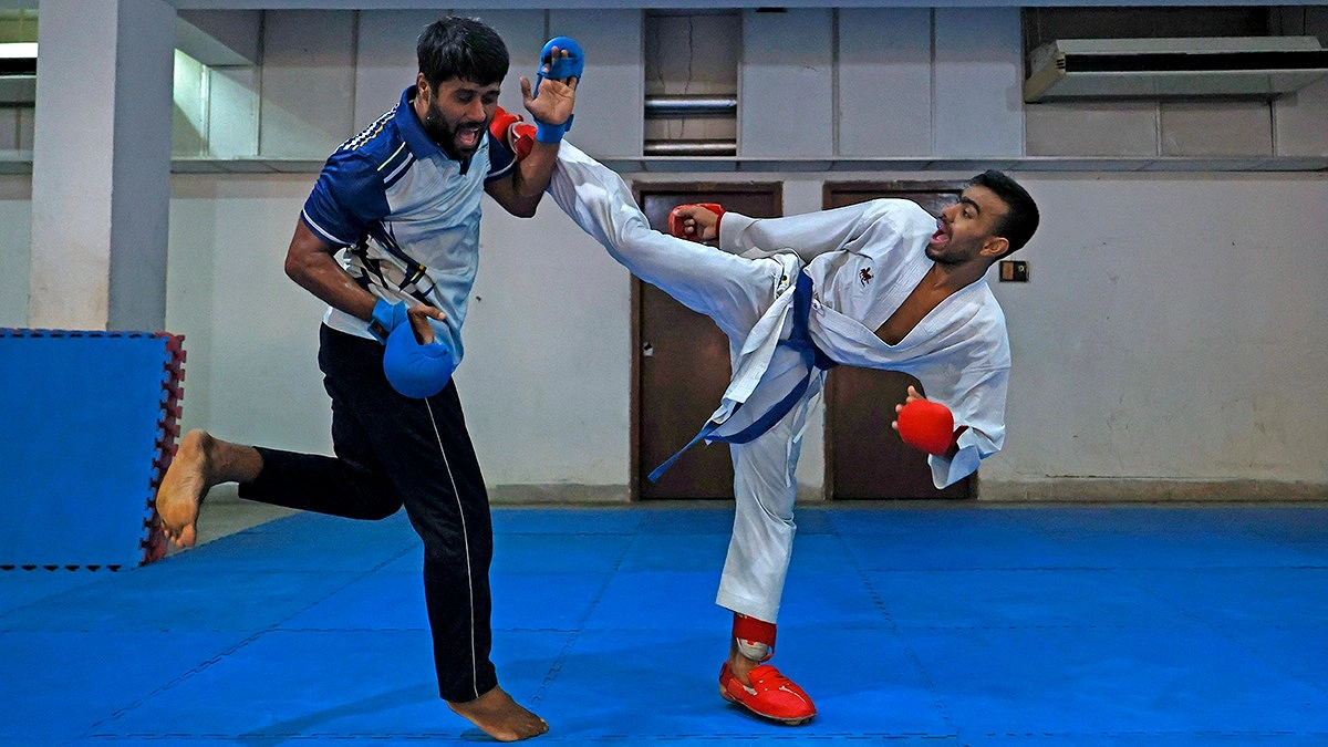 কোচের সঙ্গে অনুশীলনে ব্যস্ত এশিয়ান গেমসে অংশ নিতে যাওয়া কারাতে খেলোয়াড় মনিরুল ইসলাম।