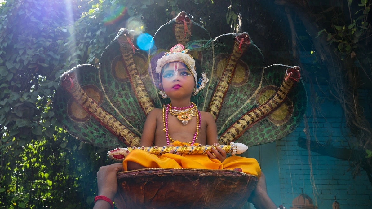বর্ণাঢ্য শোভাযাত্রায় শ্রীকৃষ্ণের বাল্যকালের নানা রূপে সাজেন ভক্তরা