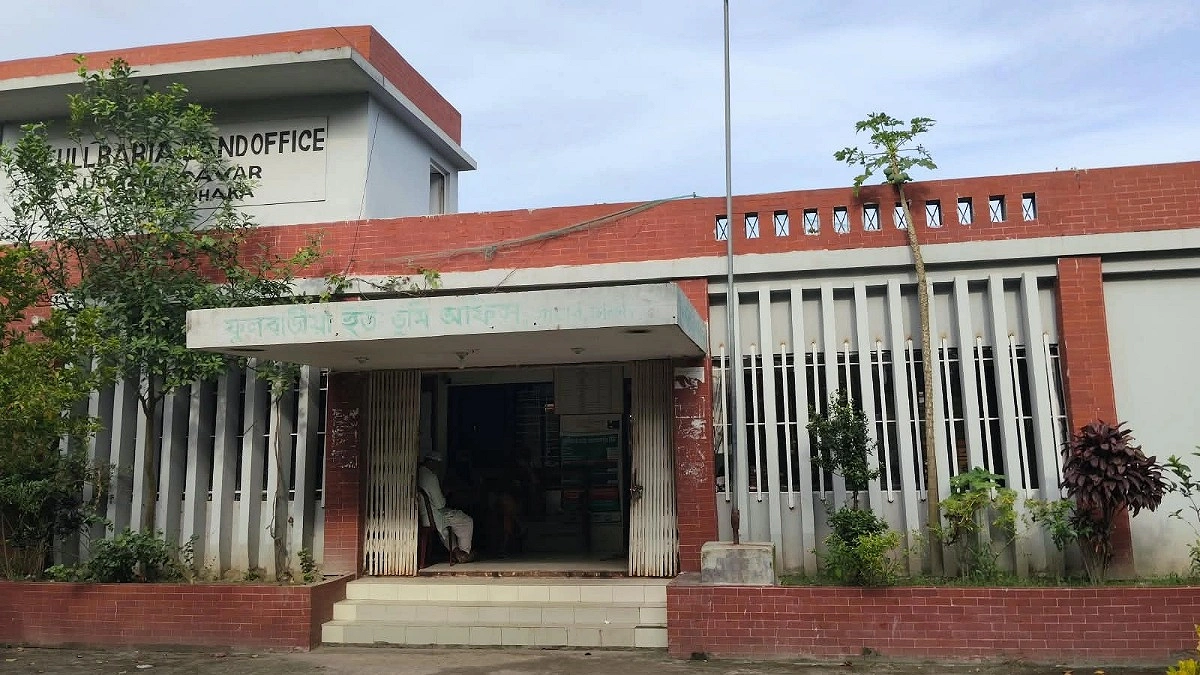 রাজফুলবাড়িয়া ভূমি অফিসে দালালের দৌরাত্ম্য, আবার এক তহশিলদারই বারবার