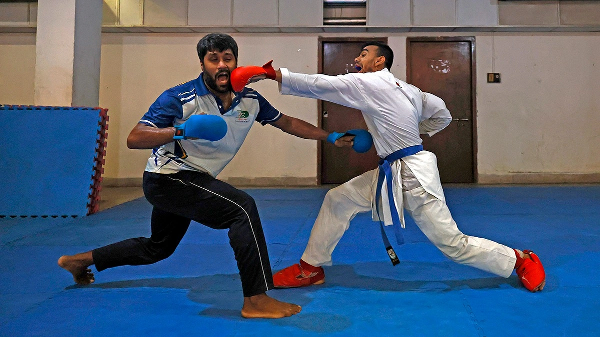 কোচের সঙ্গে শেষ মুহূর্তের অনুশীলনে ব্যস্ত।
