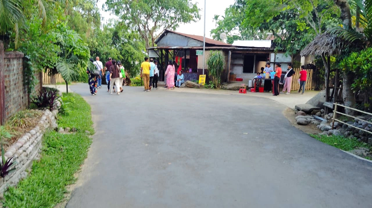 রাস্তার ধারে পড়ে নেই প্লাস্টিক, কাগজ বা খাবারের প্যাকেট। ছবি: আগামীর সময়