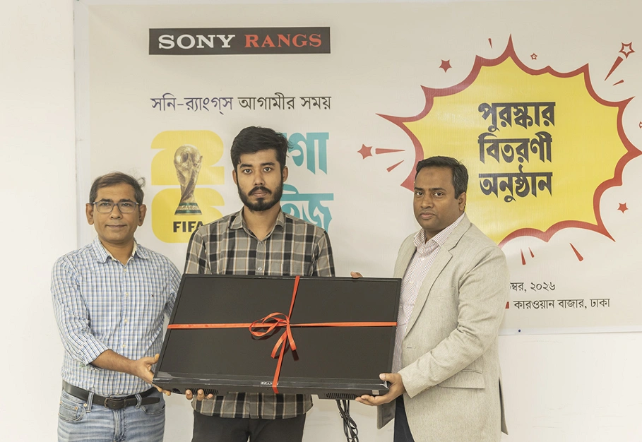 আগামীর সময় ক্রীড়া সম্পাদক সনৎ বাবলা এবং সেলস, মার্কেটিং অ্যান্ড অপারেশন্স বিভাগের পরিচালক আহসানুজ্জামান রিমনের হাত থেকে তৃতীয় বিজয়ী দীপ চৌধুরীর পক্ষে তার ভাই শিপন চৌধুরী (মাঝে) পুরস্কার হিসেবে বুঝে নেন ‘৩২ ইঞ্চি র্যাংগস টিভি’। ছবি: আগামীর সময়