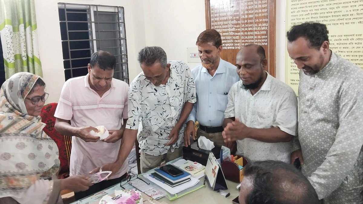 নিজ কার্যালয়ে শিক্ষকদের নিয়ে প্রাথমিক শিক্ষা কর্মকর্তার জন্মদিন পালন