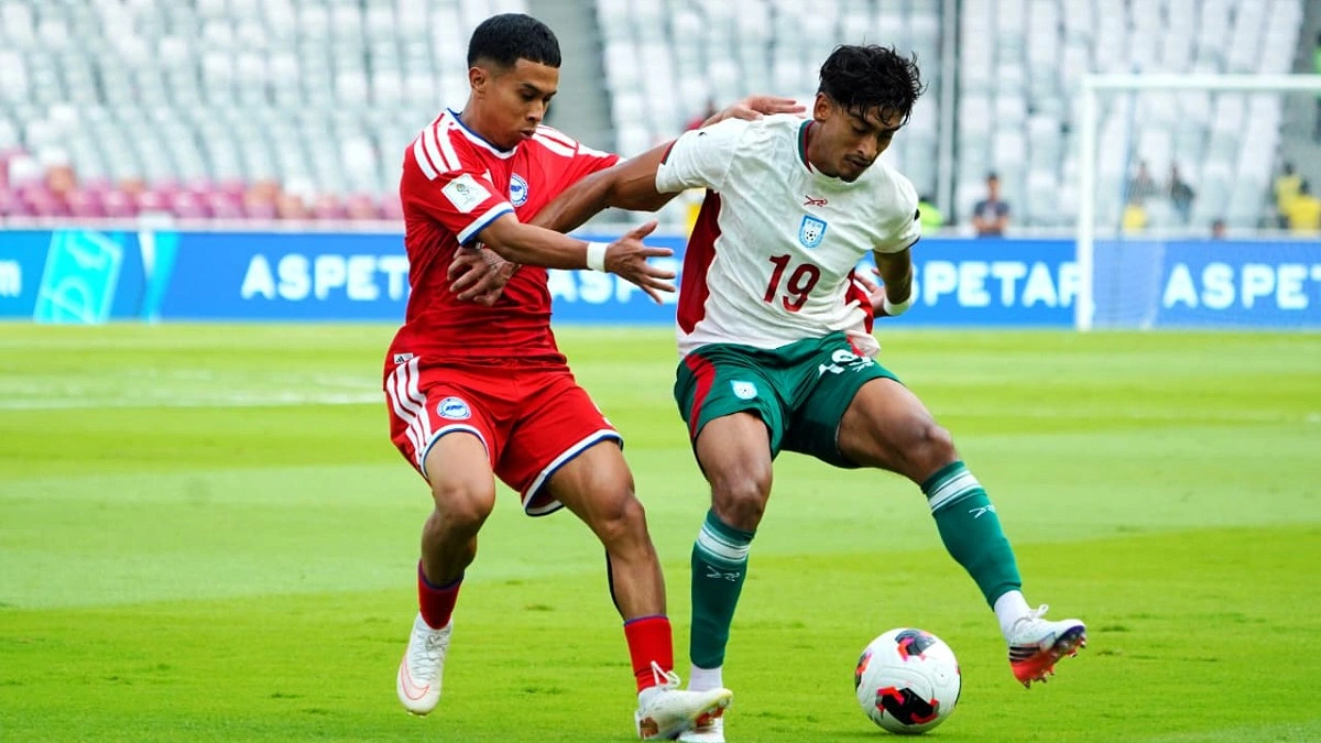 সিংগাপুরের সঙ্গে লড়াই করে হার