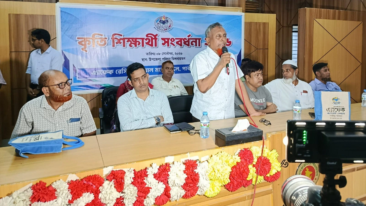 পার্বতীপুরে মেধাবী শিক্ষার্থীদের দেওয়া হলো সংবর্ধনা