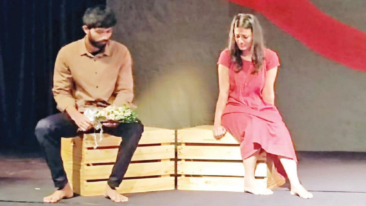 মঞ্চে আসছে ‘হাত বাড়িয়ে দাও’