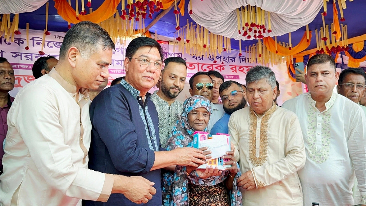 ফুটপাত ছেড়ে প্রধানমন্ত্রীর দেওয়া বাড়িতে সেই গোলাপি বেগম