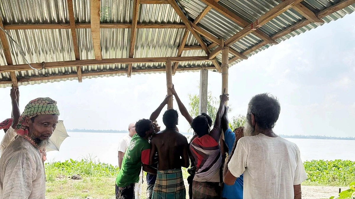 ‘আর চ্যায়া থাকি লাভ নাই, গ্রামের মায়া ছাড়ি যাবার নাগবে’